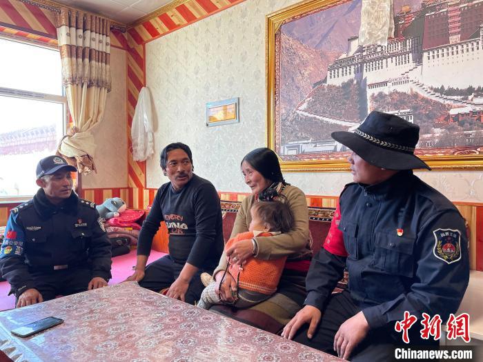 圖為派出所民警和義警入戶了解情況。　祁繡娟 攝