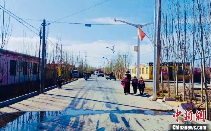 圖為黃河源昆侖社區(qū)馬路的一角。　格爾木市委宣傳部 供圖