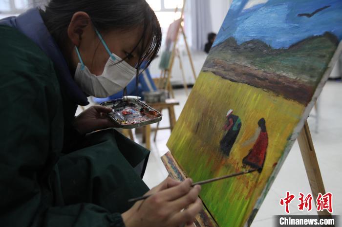 圖為學(xué)生跟著老師學(xué)習(xí)繪畫?！『F龍 攝