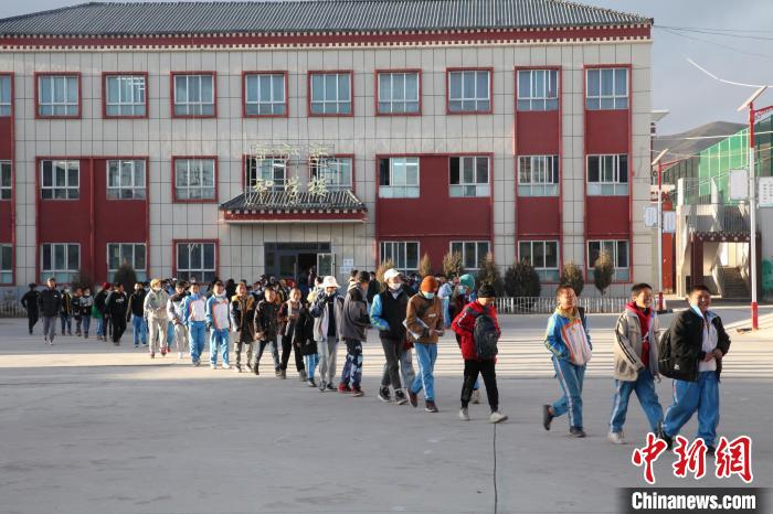 圖為瑪沁縣第一民族中學(xué)?！『F龍 攝