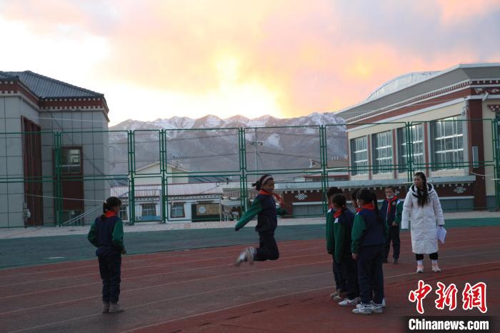 圖為學(xué)生們開展社團(tuán)活動?！『F龍 攝