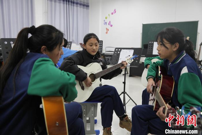 青?，斍撸簻p負(fù)不減質(zhì)“均衡發(fā)展”是教育關(guān)鍵詞