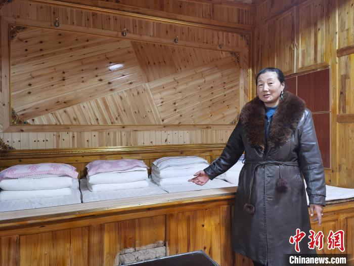 圖為德吉村村民鬧尖措介紹自家農(nóng)家樂(lè)。　祁增蓓 攝