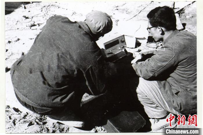 中鐵西北院科技工作者在風(fēng)火山觀測(cè)站收集儀表數(shù)據(jù)。(資料圖) 中鐵西北科學(xué)研究院供圖