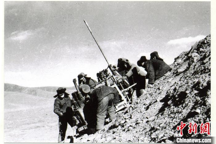 中鐵西北院科技工作者肩挑手扛運(yùn)送地質(zhì)鉆機(jī)。(資料圖) 中鐵西北科學(xué)研究院供圖