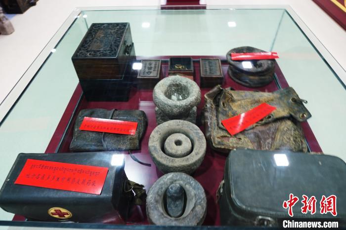 圖為藏醫(yī)傳統(tǒng)制藥石鍋石槽。　馬銘言 攝