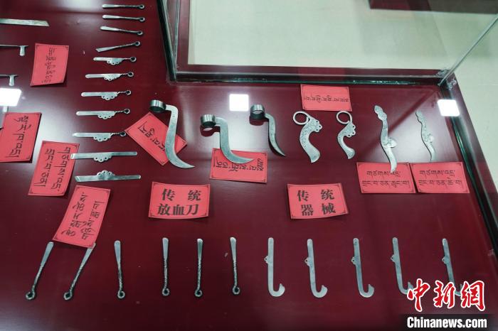 圖為藏醫(yī)古傳統(tǒng)醫(yī)療器械。　馬銘言 攝