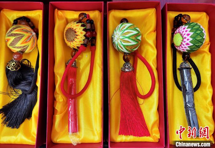 圖為藏繡手工藝品?！∑钤鲚?攝