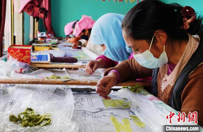 圖為繡娘正在進行刺繡?！●R銘言 攝