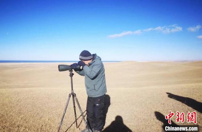 圖為工作人員正在進(jìn)行監(jiān)測(cè)。　青海湖景區(qū)保護(hù)利用管理局供圖