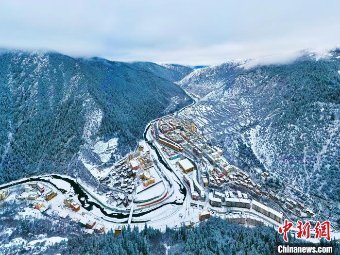 壤塘的雪后美景?！∪捞量h融媒體中心供圖