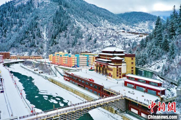 壤塘的雪后美景?！∪捞量h融媒體中心供圖
