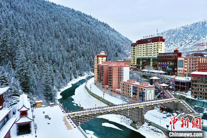 壤塘的雪后美景?！∪捞量h融媒體中心供圖
