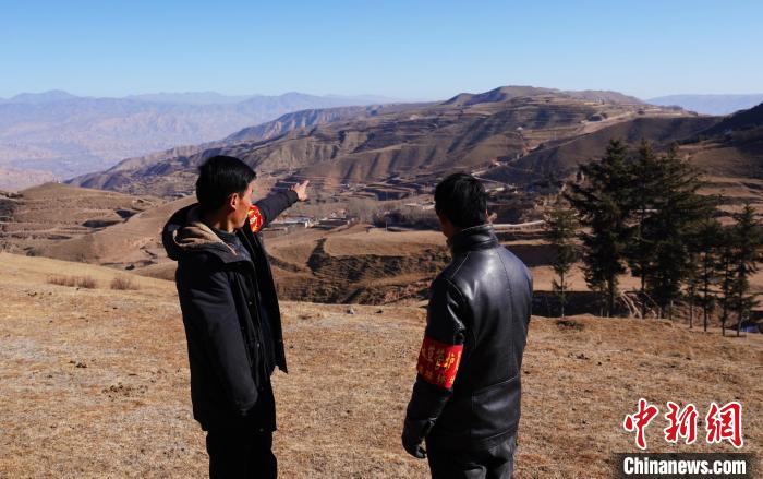 圖為桑杰加(左)和同事望向遠方。　馬銘言 攝