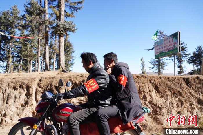 圖為同事騎摩托車載著桑杰加(后)前往林場?！●R銘言 攝