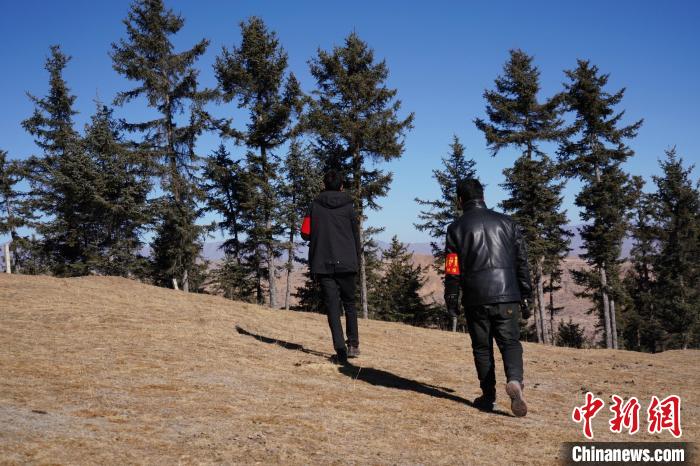 圖為桑杰加(左)和同事巡查林場?！●R銘言 攝