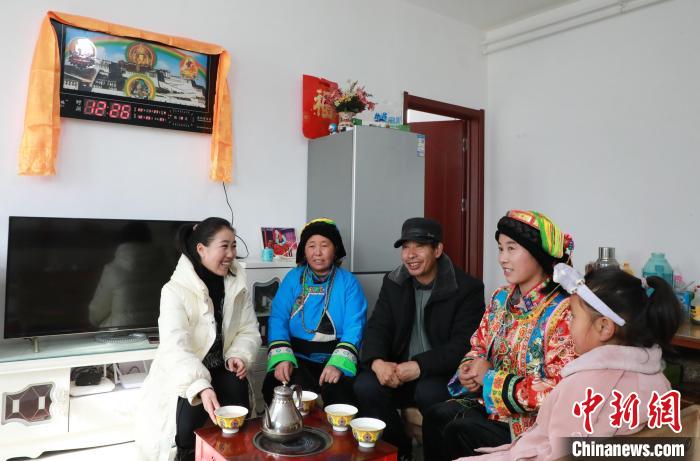 新家是兩層小樓房，一樓布置得充滿現(xiàn)代感，喝著藏式奶茶，一家人聊著今年春節(jié)怎么過?！《∷?攝