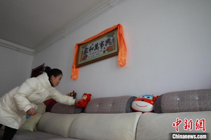 27日，春節(jié)將至，楊周馬草打掃房屋，拆洗沙發(fā)靠墊等?！《∷?攝