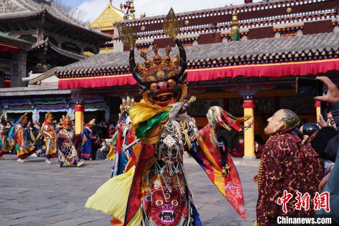 圖為塔爾寺僧侶進行“跳欠”儀式。　馬銘言 攝