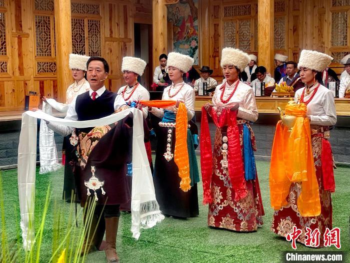 圖為“村晚”現(xiàn)場?！±钣穹?攝