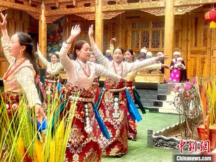 圖為藏族女性載歌載舞?！±钣穹?攝