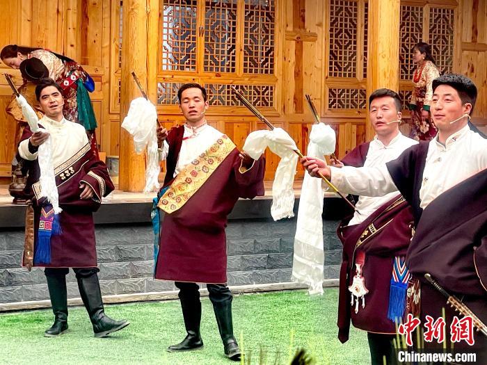 圖為藏族漢子表演節(jié)目?！±钣穹?攝