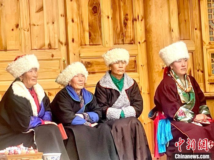 圖為藏族女性觀看“村晚”?！±钣穹?攝