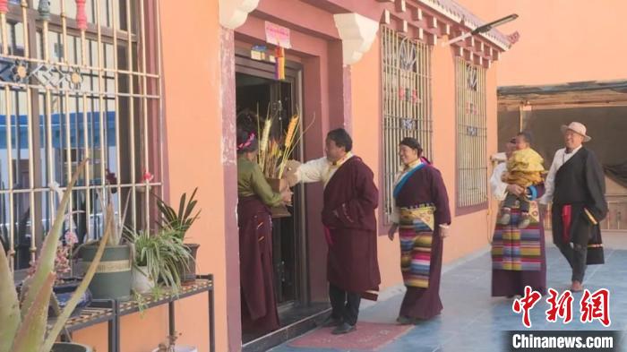 甘孜藏族民眾的藏歷新年：家門口就業(yè)，搬遷點(diǎn)開啟新生活