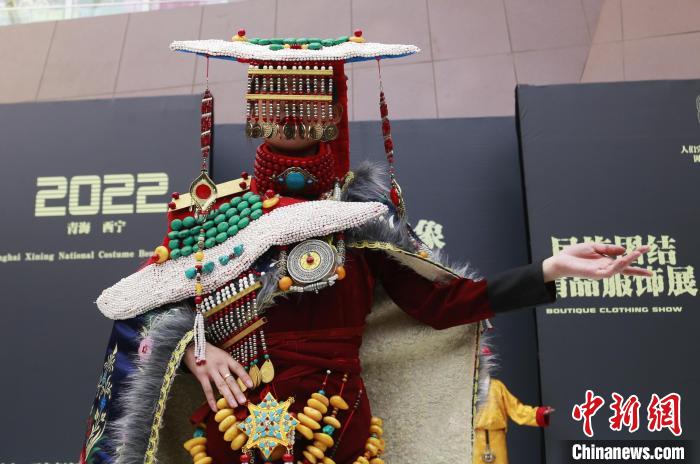 圖為模特展示藏族服飾?！●R銘言 攝