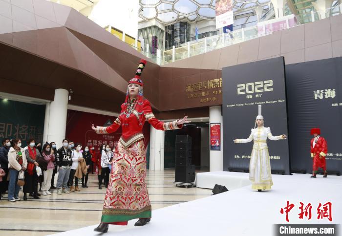 圖為模特身穿民族服飾進(jìn)行走秀?！●R銘言 攝