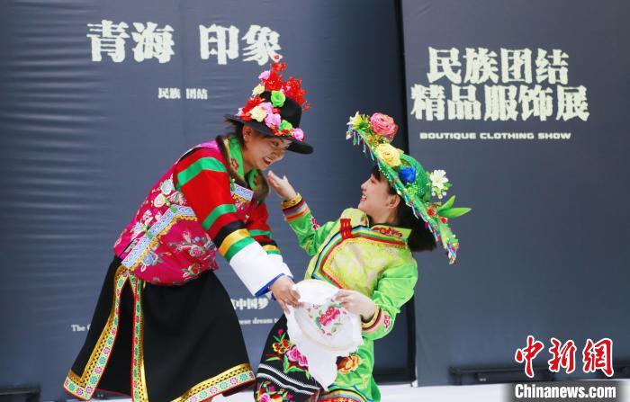 圖為模特身穿土族服飾進(jìn)行“土族刺繡”表演?！●R銘言 攝