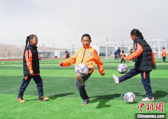 圖為孩子們進(jìn)行顛球訓(xùn)練?！●R銘言 攝