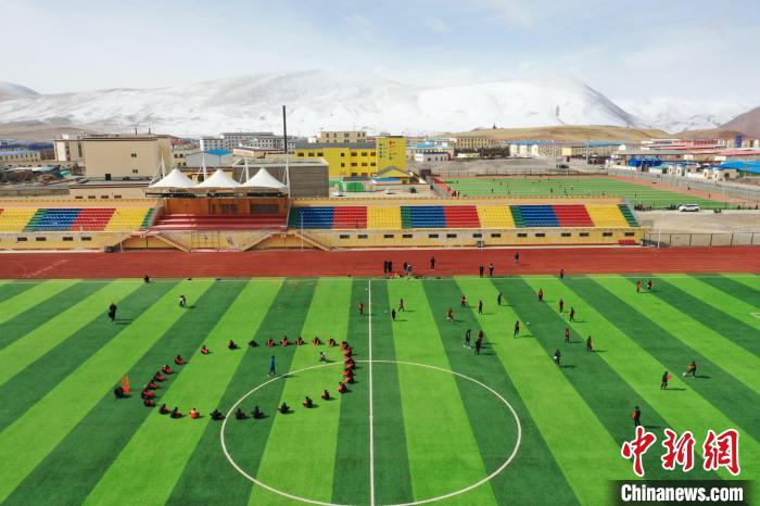 航拍曲麻萊縣足球場(chǎng)。　馬銘言 攝