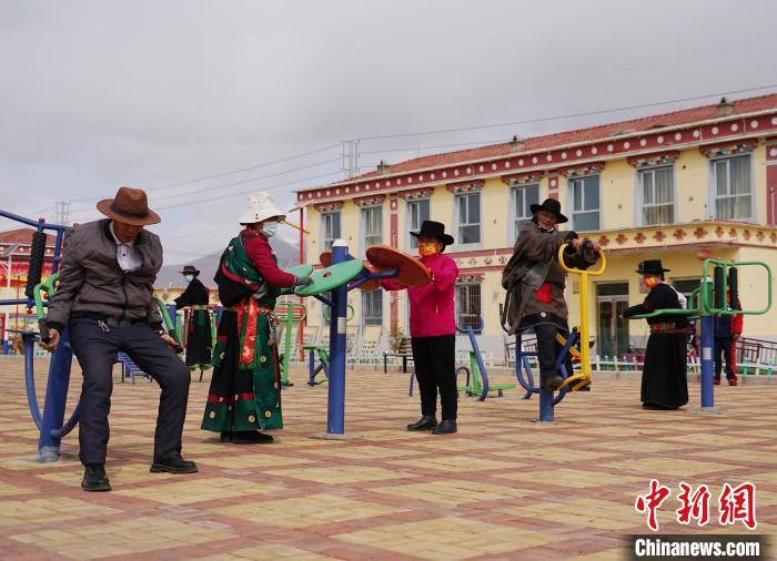 圖為老人們使用健身器材鍛煉身體?！●R銘言 攝