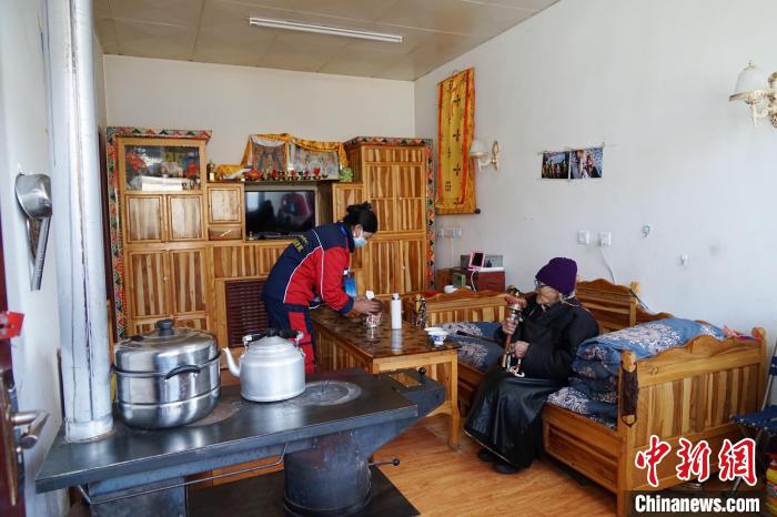 圖為敬老院護工為老人打掃屋內衛(wèi)生?！●R銘言 攝