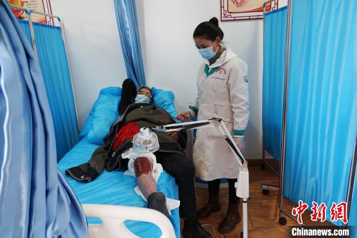 圖為敬老院醫(yī)生用藏藥為老人進行治療?！●R銘言 攝