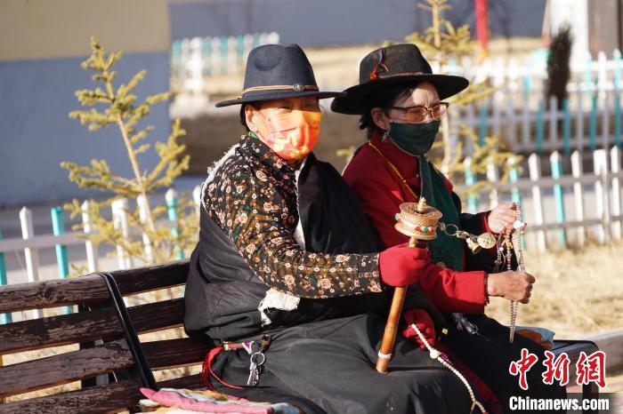 圖為敬老院老人在院內曬太陽轉經桶?！●R銘言 攝