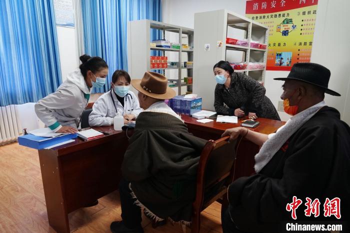 圖為骨科醫(yī)生為敬老院老人們進行集中檢查。　馬銘言 攝