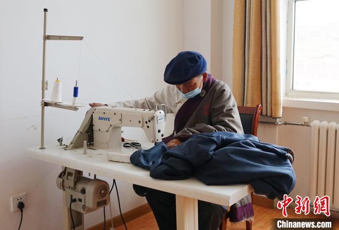 圖為敬老院老人使用縫紉機?！●R銘言 攝