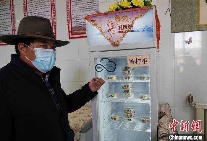 圖為敬老院院長德高介紹，老人們的三餐均有留樣記錄?！●R銘言 攝