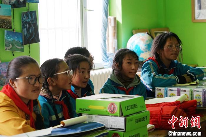 圖為學(xué)生正在認真聽生態(tài)課。　馬銘言 攝