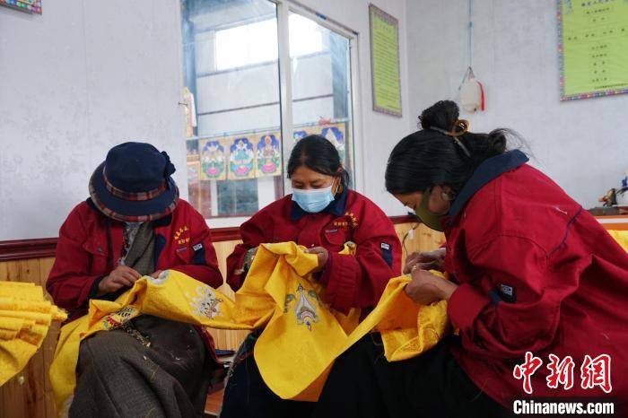 圖為工人正在制作哈達(dá)?！●R銘言 攝