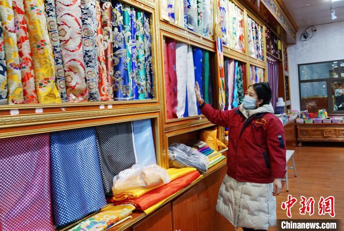 圖為員工清點布匹?！●R銘言 攝