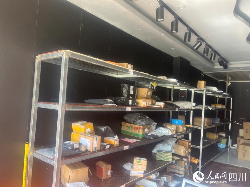 縣城自提點包裹。諸葛輝攝