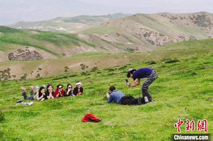 圖為民眾在草原留影?！⑿憔?　攝