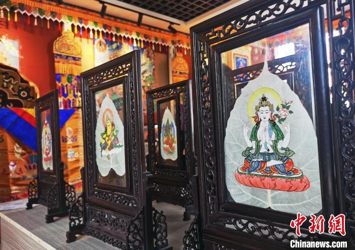 圖為久美尖措創(chuàng)作的藝術(shù)品?！?zhí)砀?攝