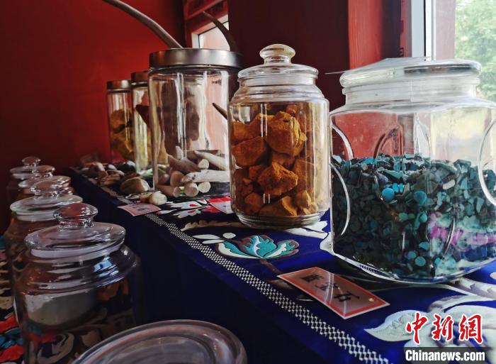 圖為唐卡繪畫礦物顏料展示。　張?zhí)砀?攝