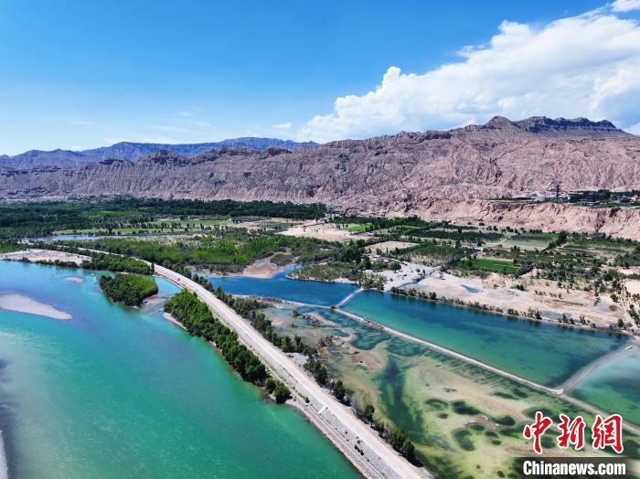 航拍貴德縣黃河岸畔綠意盎然?！●R銘言 攝