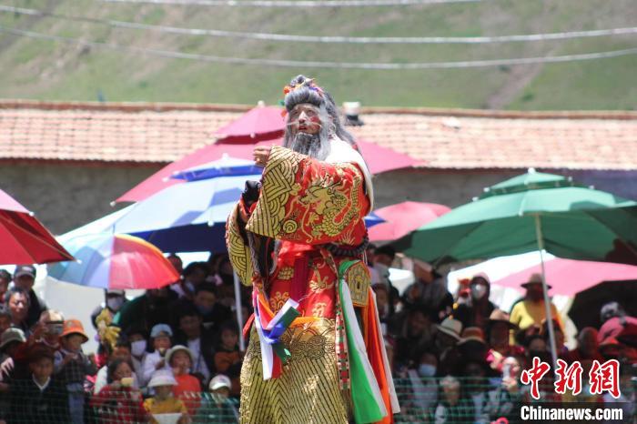 圖為觀眾們觀看表演?！“喱斂h文體旅游廣電局 供圖