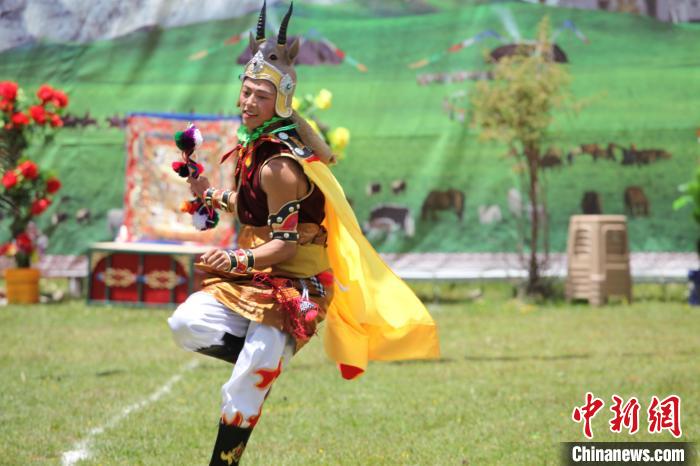 圖為演出人員表演現(xiàn)場?！“喱斂h文體旅游廣電局 供圖